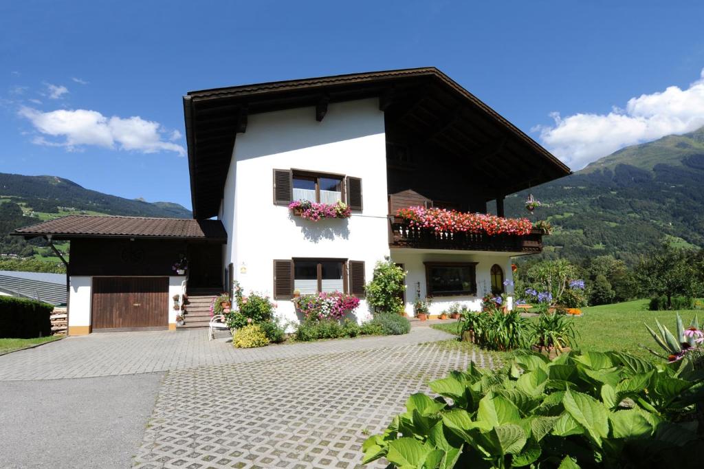 une maison blanche avec des fleurs sur son côté dans l'établissement Ferienwohnung Bitschnau, à Schruns