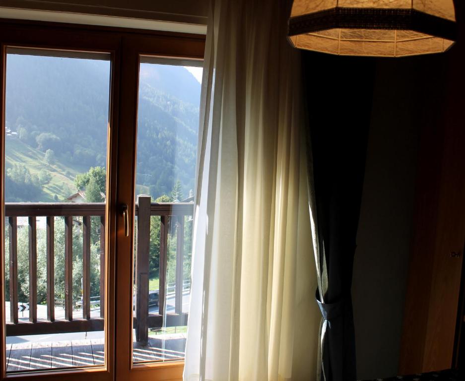 Nespecifikovaný výhled na hory nebo výhled na hory při pohledu z hotelu