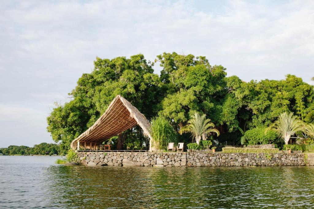 a pavilion on the edge of a body of water at Isleta El Espino in Isletas de Granada