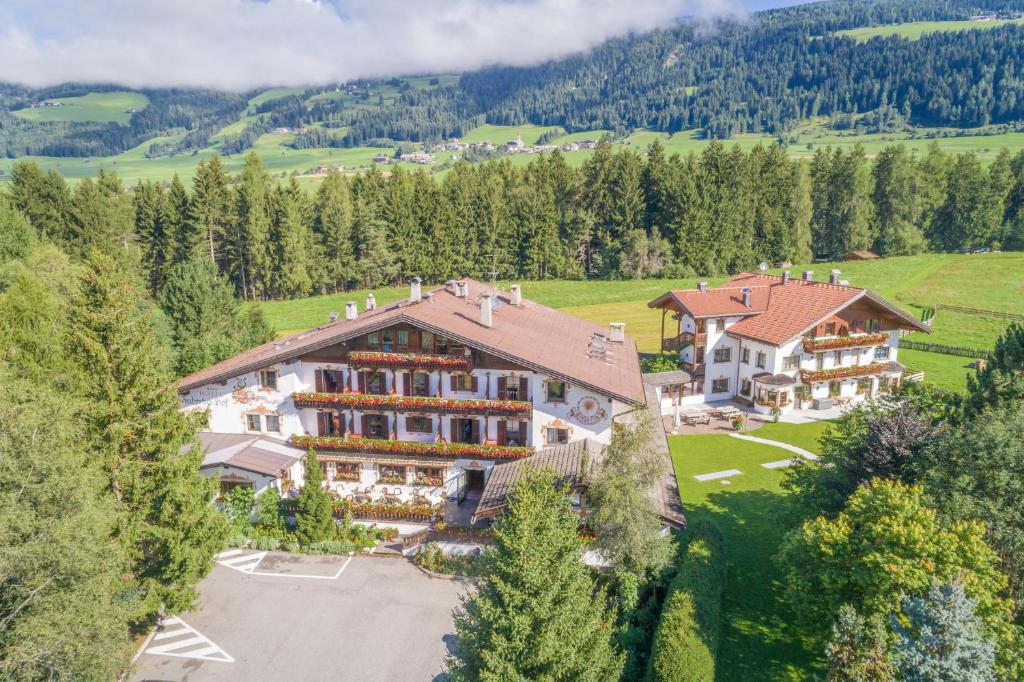 una vista aérea de una casa en las montañas en Hotel Hubertushof, en Dobbiaco
