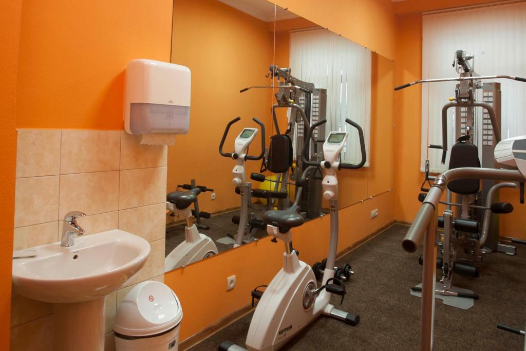 Fitness centrum a/nebo fitness zařízení v ubytování Regency Hotel