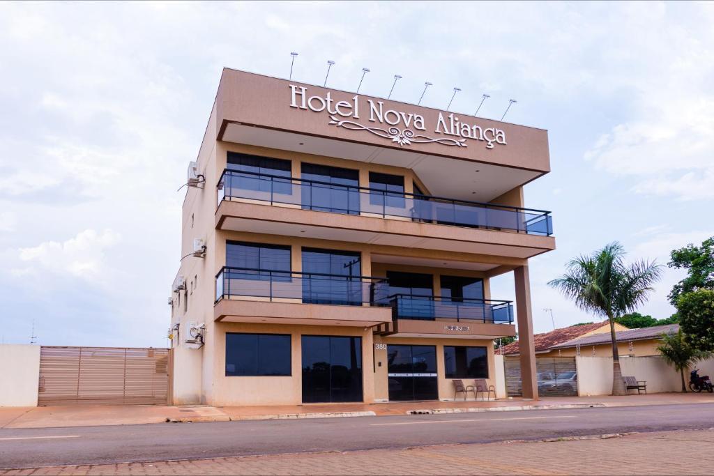 a hotel nova alliance building with a sign on it at Hotel Nova Aliança in Chapadão do Sul