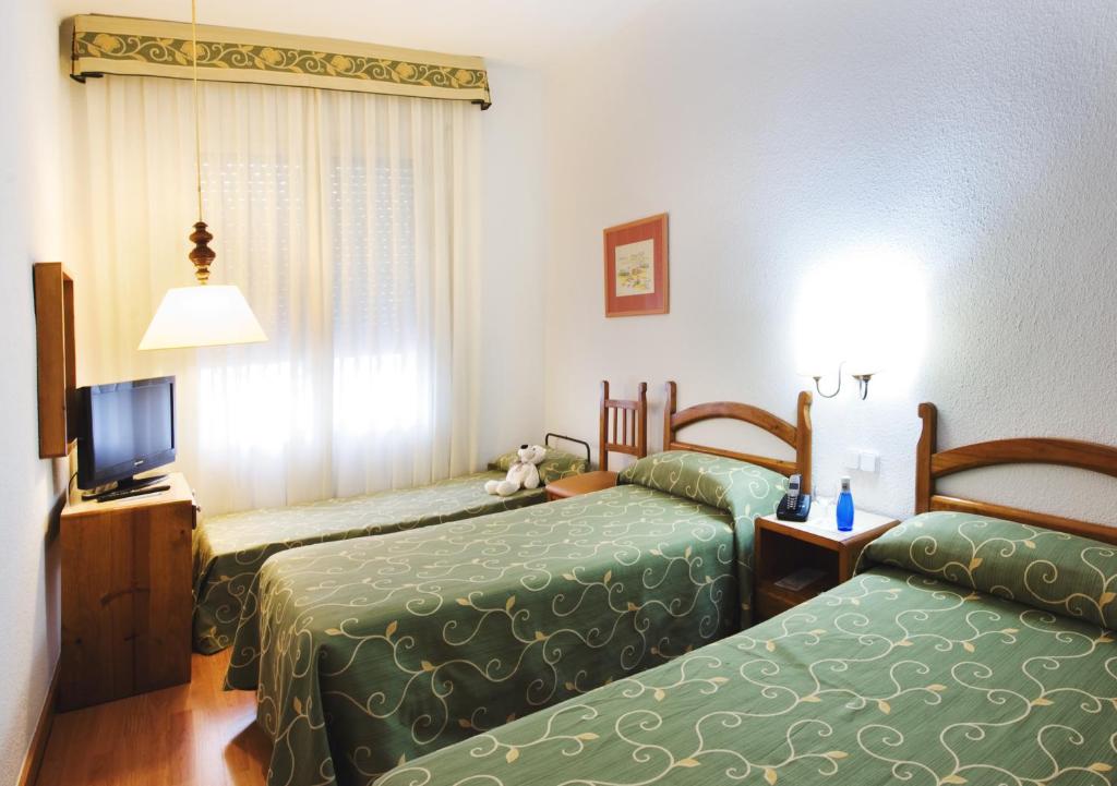 Posteľ alebo postele v izbe v ubytovaní Hotel Miramar Badalona