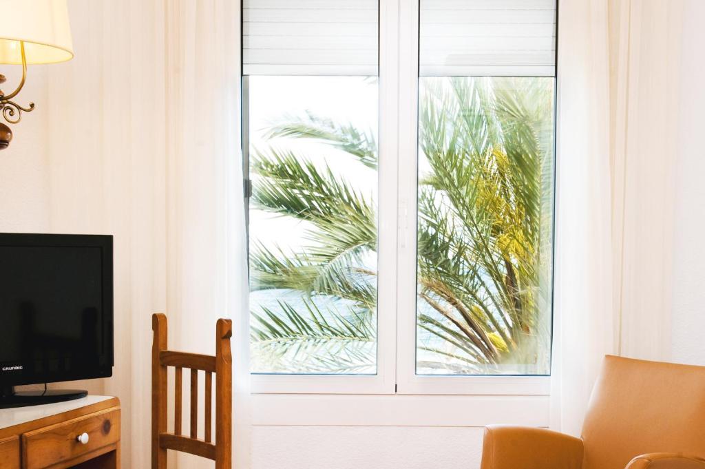 Televízia a/alebo spoločenská miestnosť v ubytovaní Hotel Miramar Badalona