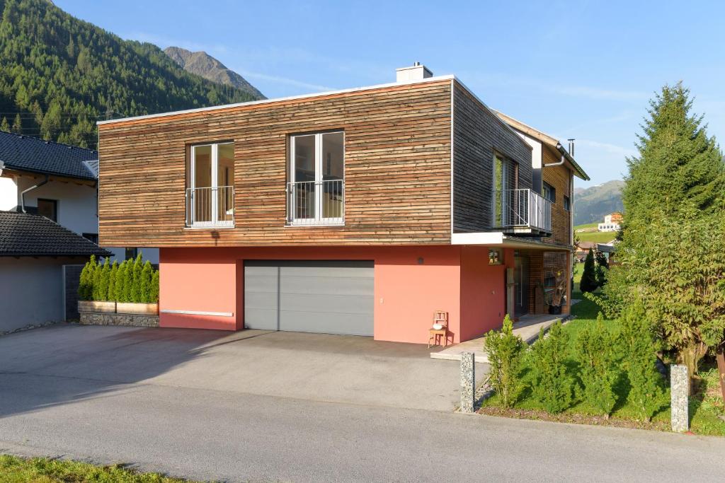 une maison avec une grande allée en face de celle-ci dans l'établissement Haus Arosa, à Pettneu am Arlberg