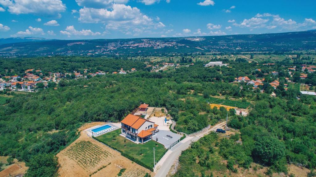 eine Luftansicht eines Hauses auf einem Hügel in der Unterkunft Villa Matko - family destination in Zmijavci