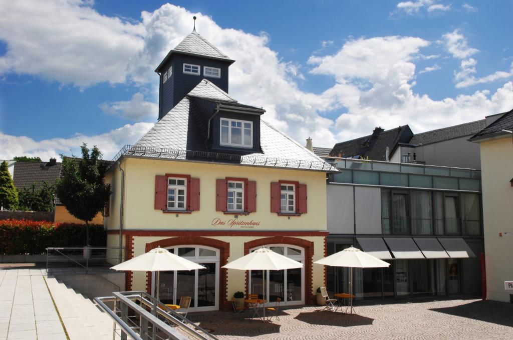 un edificio con una torre de reloj encima en Das Spritzenhaus, en Eltville am Rhein