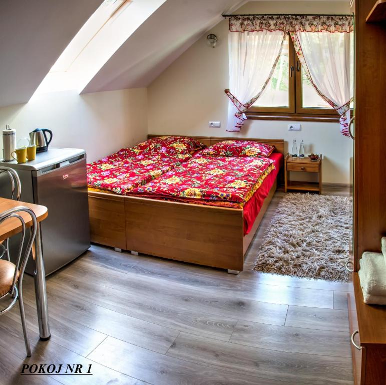 Łóżko lub łóżka w pokoju w obiekcie Domki i Pokoje u Borsa