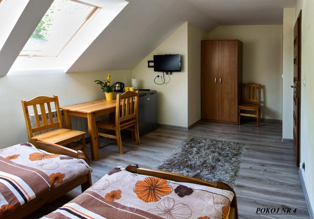 Pokój ze stołem i jadalnią w obiekcie Domki i Pokoje u Borsa w mieście Lesko