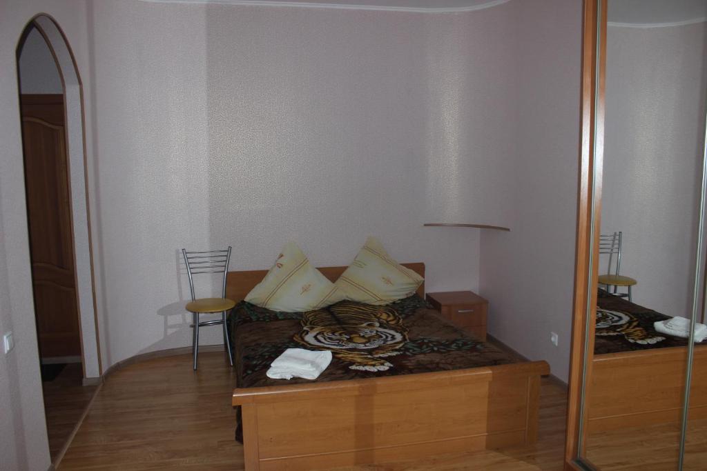 アルハンゲリスクにあるКвартира в центре Новгородский 113のソファ、枕、鏡が備わる客室です。