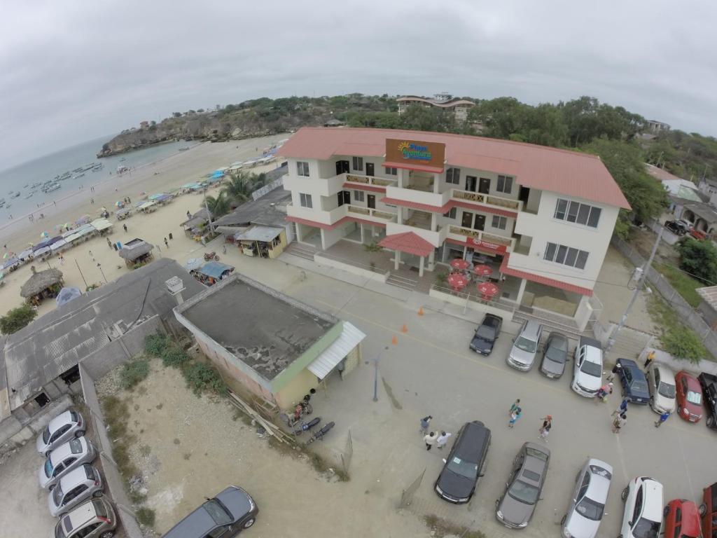 eine Luftansicht eines Gebäudes neben einem Strand in der Unterkunft Playa Aventura Hotel in Ayangue