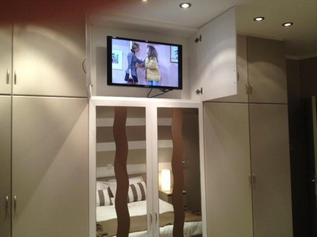 TV a/nebo společenská místnost v ubytování Hotel Val De La Cascade