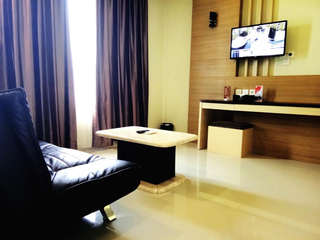 TV a/nebo společenská místnost v ubytování Grand Parama Hotel