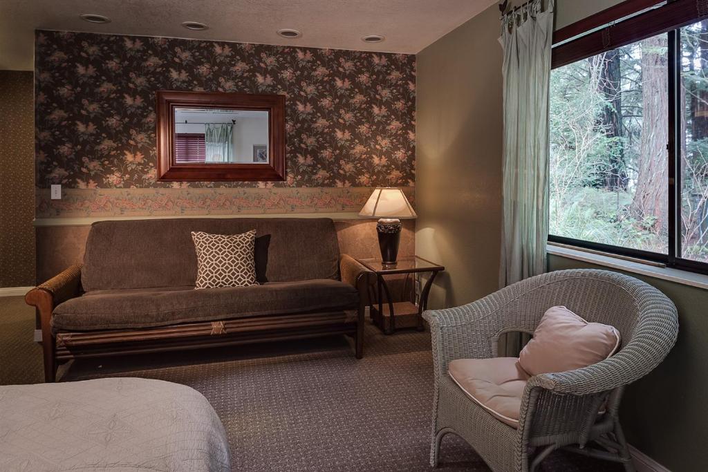 Trinidad Inn - Deluxe King Room