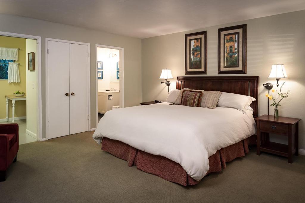 Trinidad Inn - Deluxe King Room