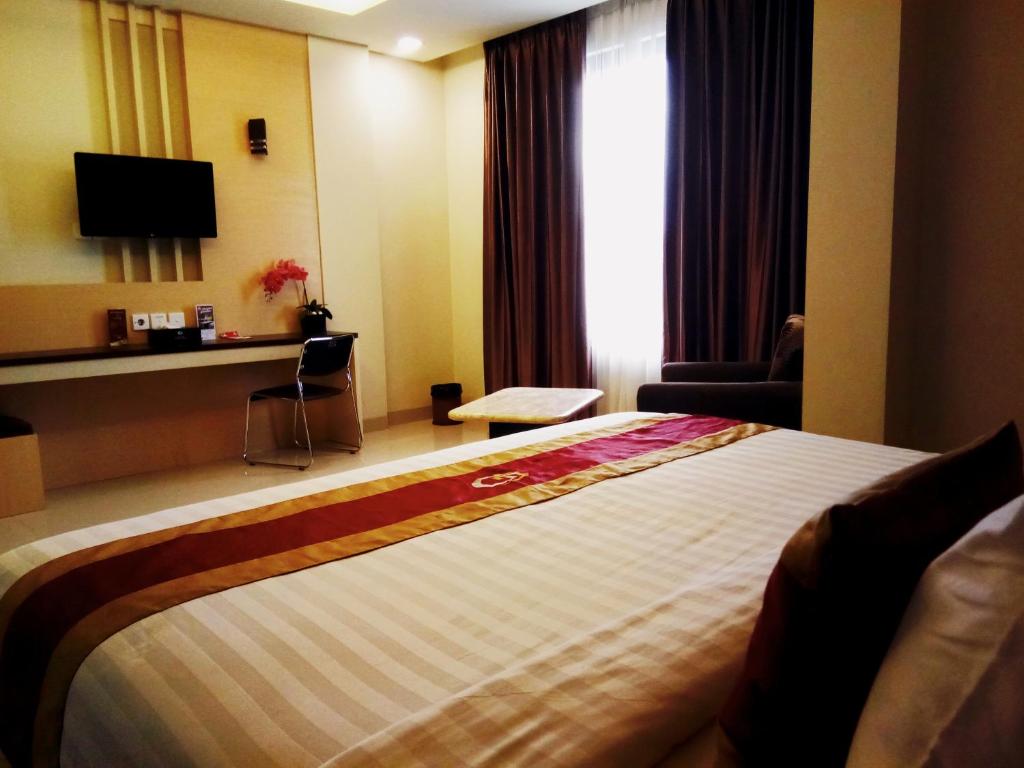 Postel nebo postele na pokoji v ubytování Grand Parama Hotel