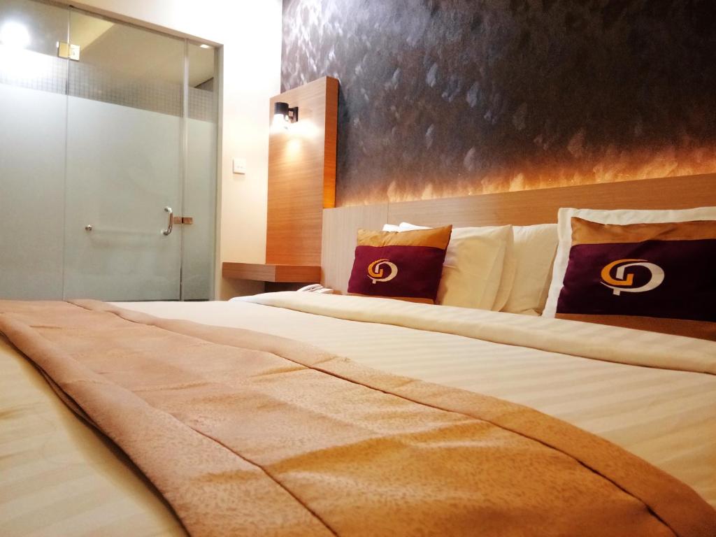 Postel nebo postele na pokoji v ubytování Grand Parama Hotel