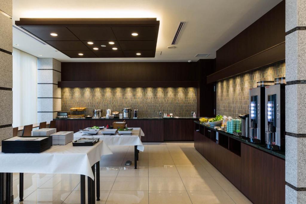 Příslušenství pro přípravu čaje a kávy v ubytování N Gate Hotel Osaka