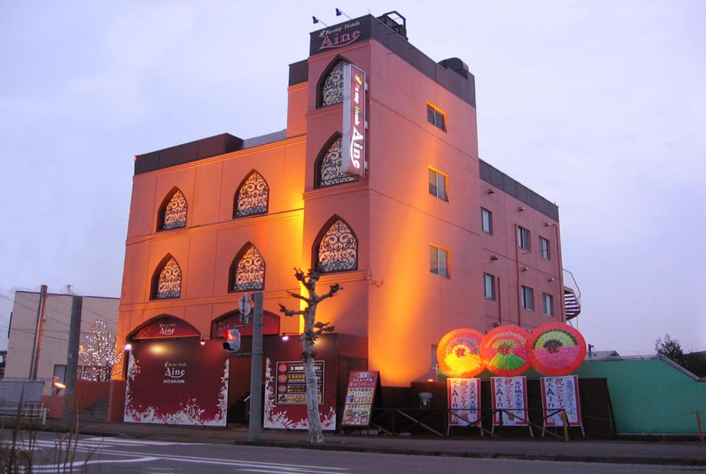 budynek z zegarem na boku w obiekcie Restay Kitakami - Adult Only w mieście Kitakami