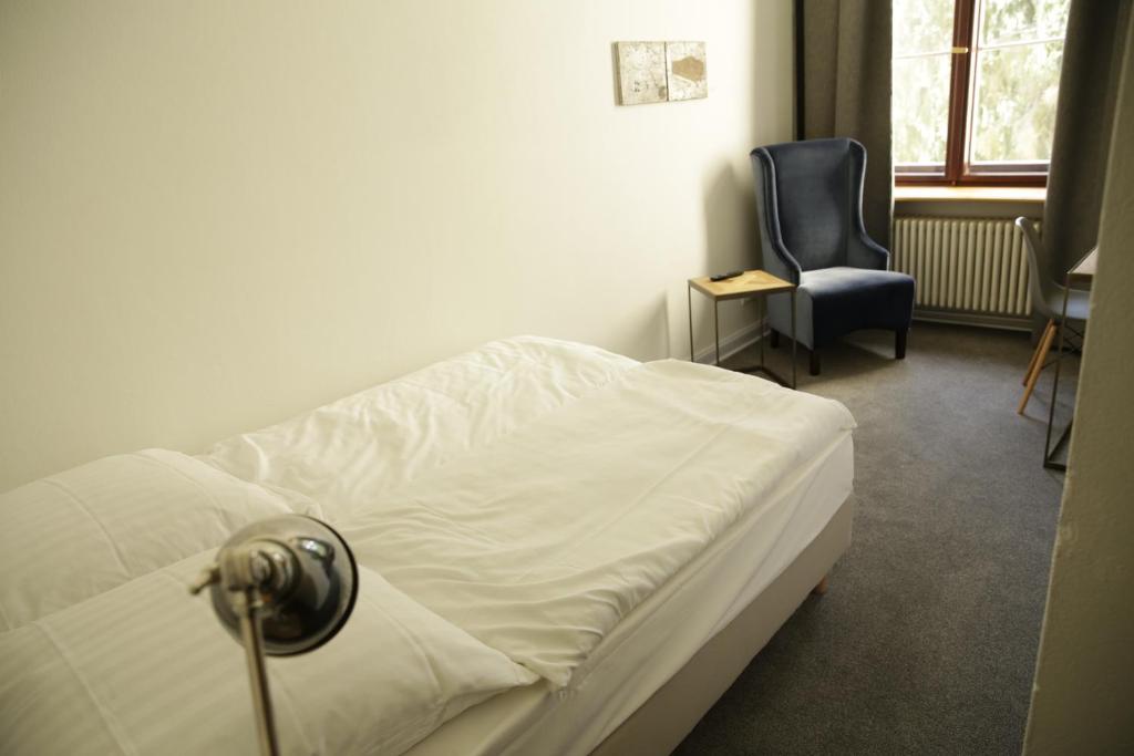 Postel nebo postele na pokoji v ubytování Romantik Hotel Schloss Reichenow