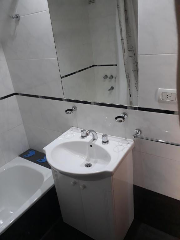 Baño blanco con lavabo y espejo en Piso exclusivo en Rosario! "Altos de Rosario" en Rosario