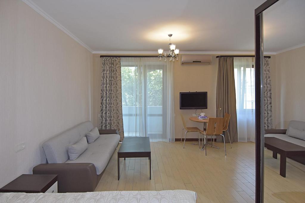 uma sala de estar com um sofá e uma mesa em LUX apartment on Koghbaci em Yerevan