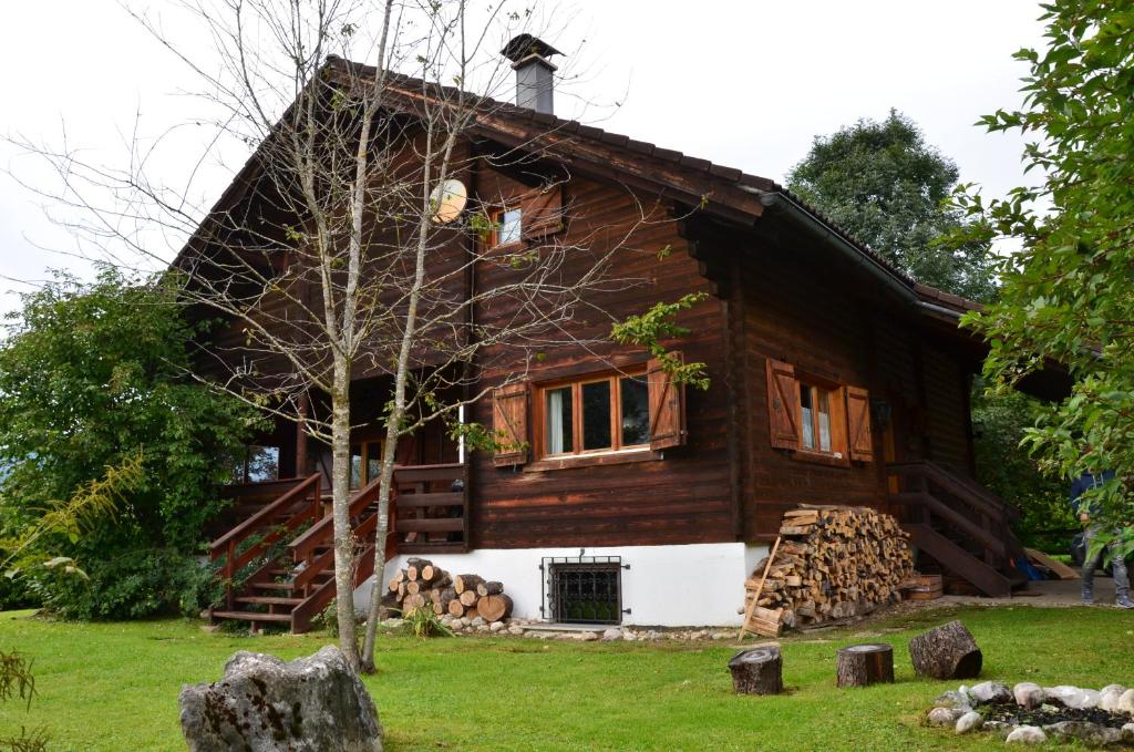 ein Holzhaus mit einem Baum davor in der Unterkunft Ferienhaus Ella&Puck in Bad Mitterndorf