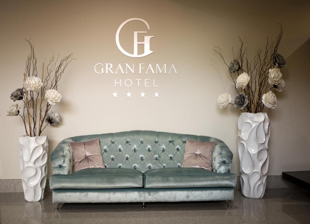 A seating area at Sercotel Gran Fama