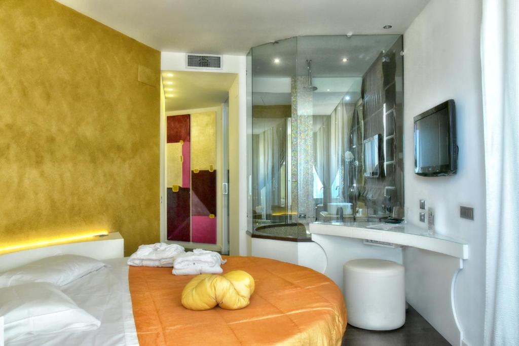 Una habitación de hotel con una cama con toallas. en Hotel Exclusive, en Agrigento