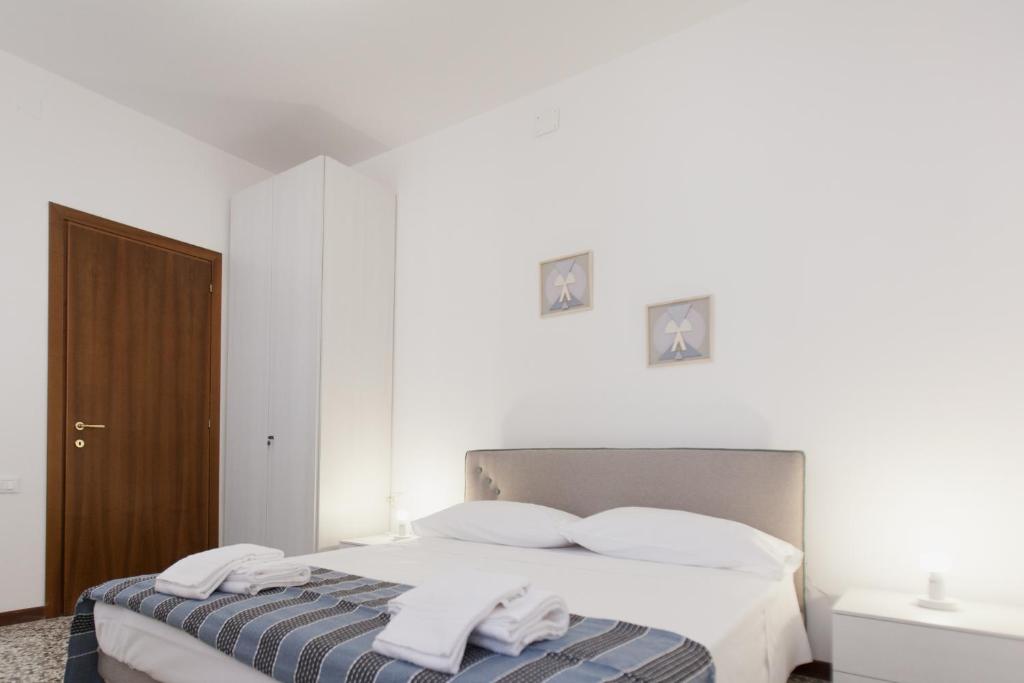 a bedroom with a bed with two towels on it at Ca Riolfo, appartamento a due passi da Rialto in Venice