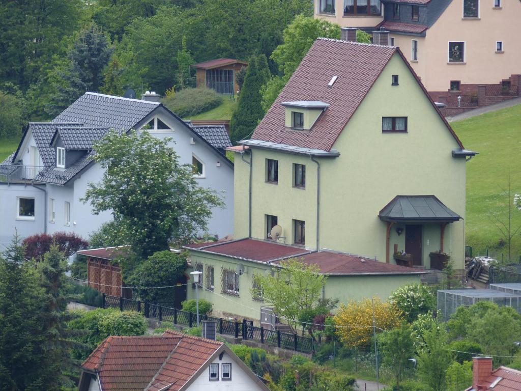 un groupe de maisons sur une colline plantée d'arbres dans l'établissement Fewo Zum alten Bergdoktor, à Bad Liebenstein