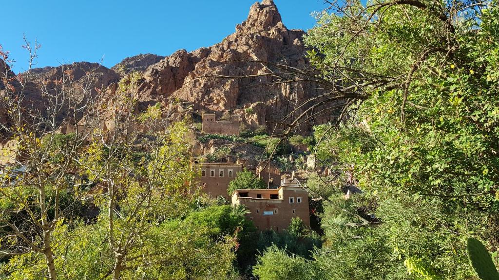 un bâtiment sur le côté d'une montagne dans l'établissement La Maison Traditionnelle Hôtel et guesthouse, à Tafraout