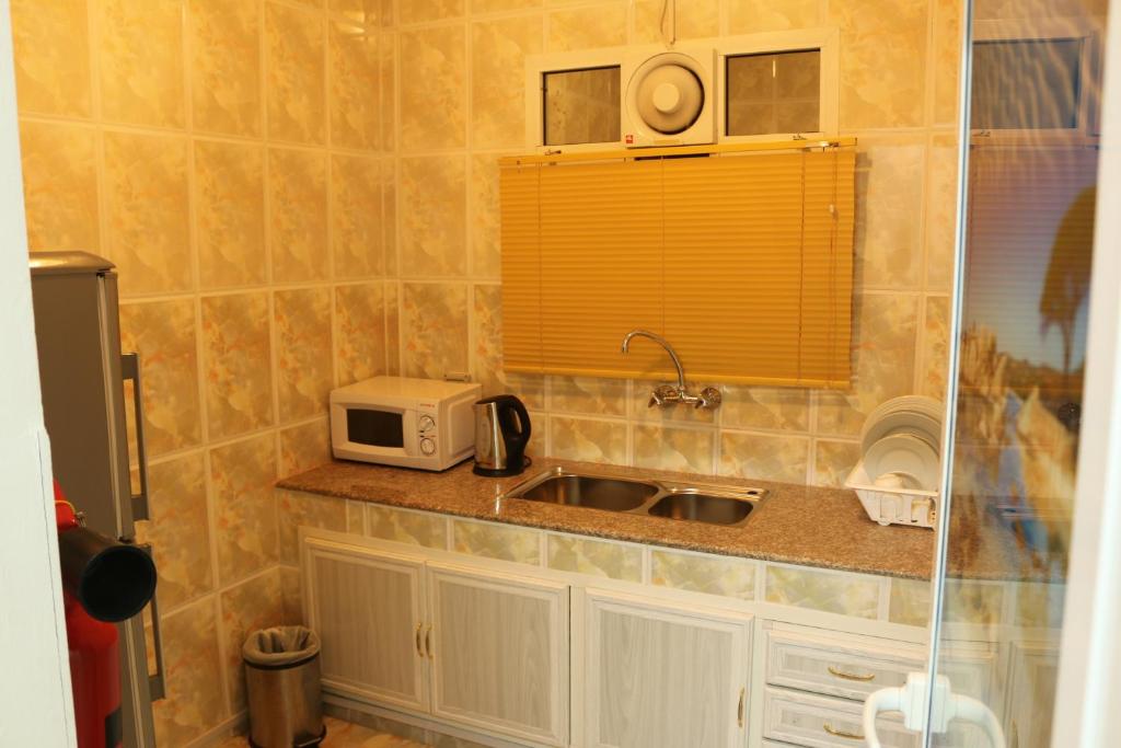 Kuchyň nebo kuchyňský kout v ubytování Al Karam Hotel Apartment