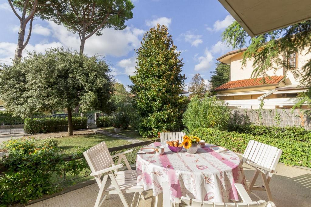 una mesa con un mantel rosa y blanco y dos sillas en Casa Maddalena al Mare 600m from sea - Happy rentals, en Marina di Pietrasanta