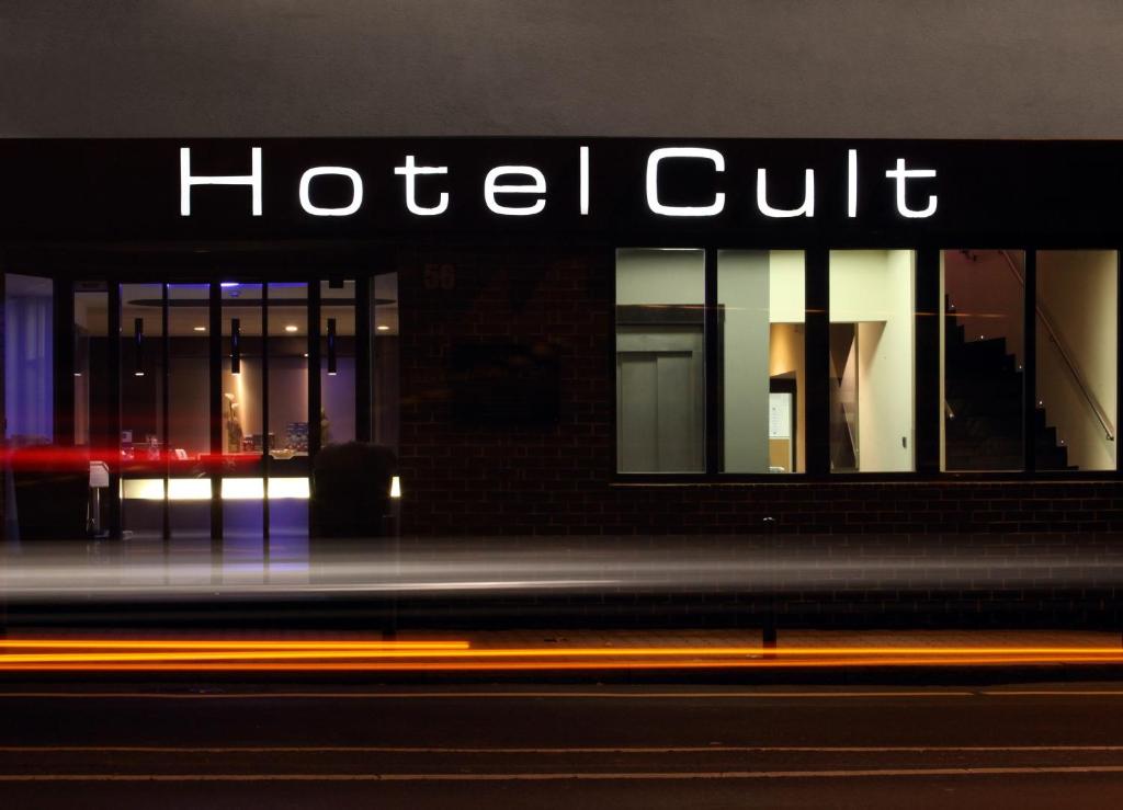 ein Hotel-Schneidezeichen an der Seite eines Gebäudes in der Unterkunft Hotel Cult Frankfurt City in Frankfurt am Main