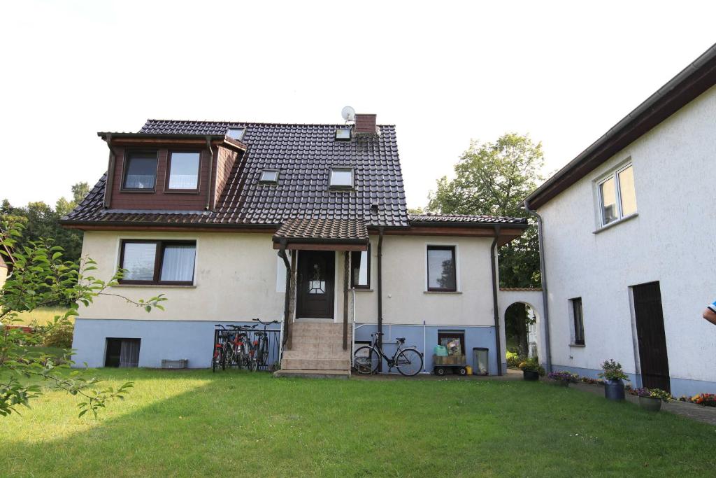 una gran casa blanca con un patio de césped en Apartments Rügen Patzig, en Patzig