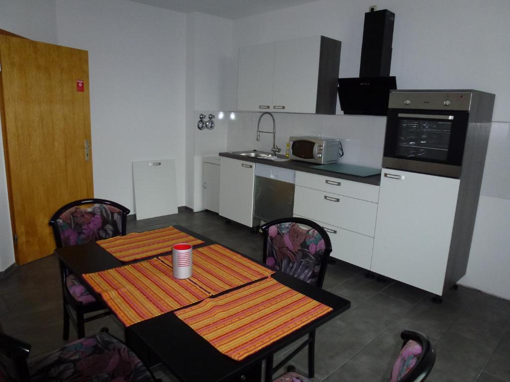 Kuchyň nebo kuchyňský kout v ubytování Hotel Wildunger Hof mit Gemeinschaftsküche