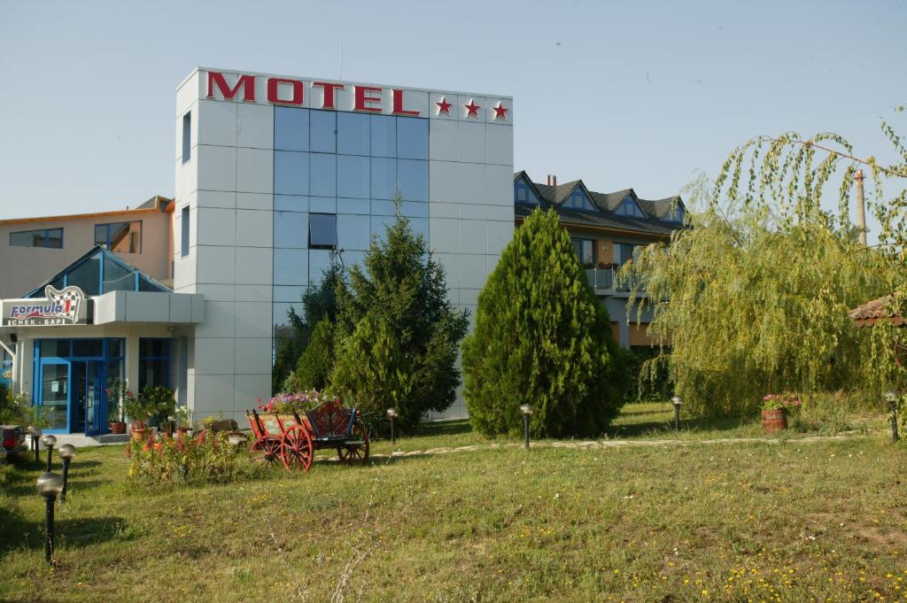 un hotel con un cartello sul lato di un edificio di Formula 1 Motel a Byala Ruse