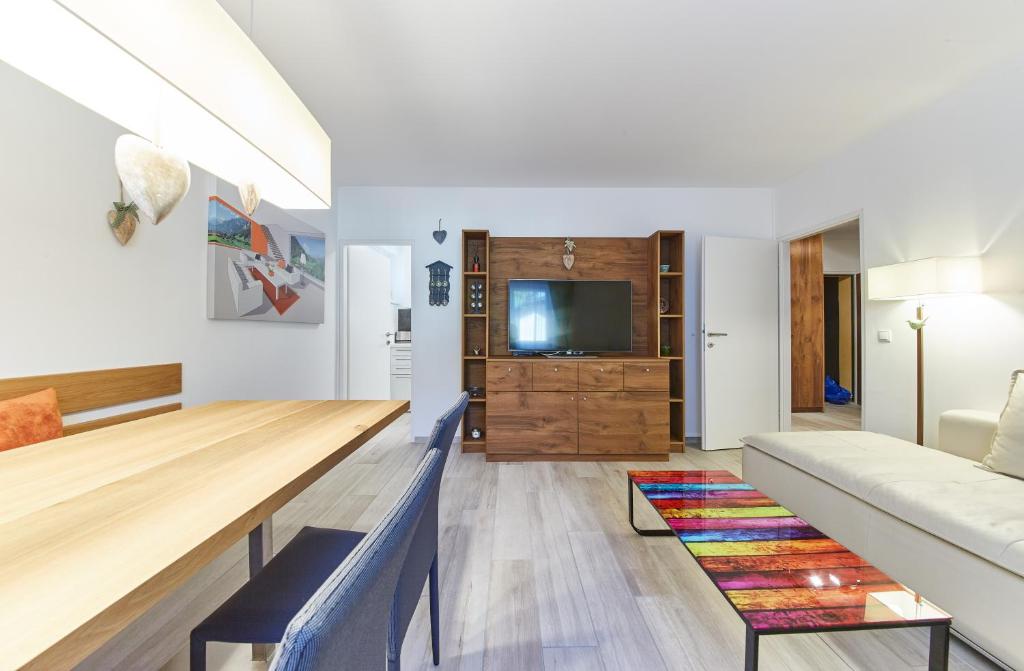 salon z kanapą i telewizorem w obiekcie Appartement Diamond w Saalbach Hinterglemm