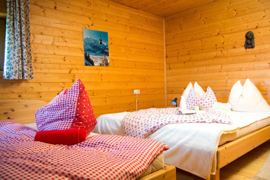 Giường trong phòng chung tại Gomig Hütte