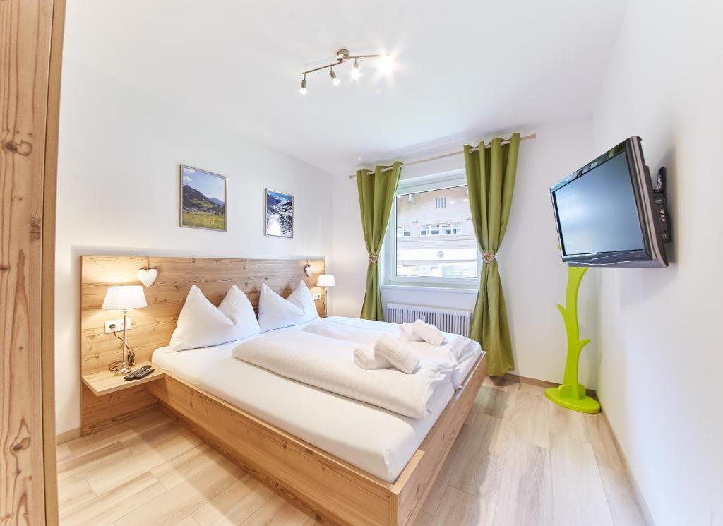 ザールバッハ・ヒンターグレムにあるAppartement Hotspotのベッドと薄型テレビのある寝室