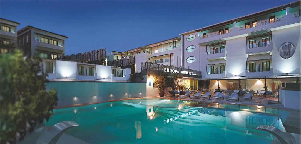 カットーリカにあるHotel Europa Monettiのホテル正面の大型スイミングプール