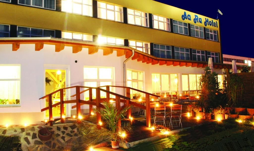 un hotel con luces frente a un edificio en AaRa Hotel, en Radeberg