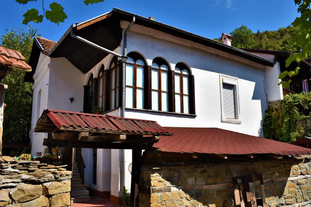 ein weißes Haus mit rotem Dach in der Unterkunft Hotel Bilyana in Lovech