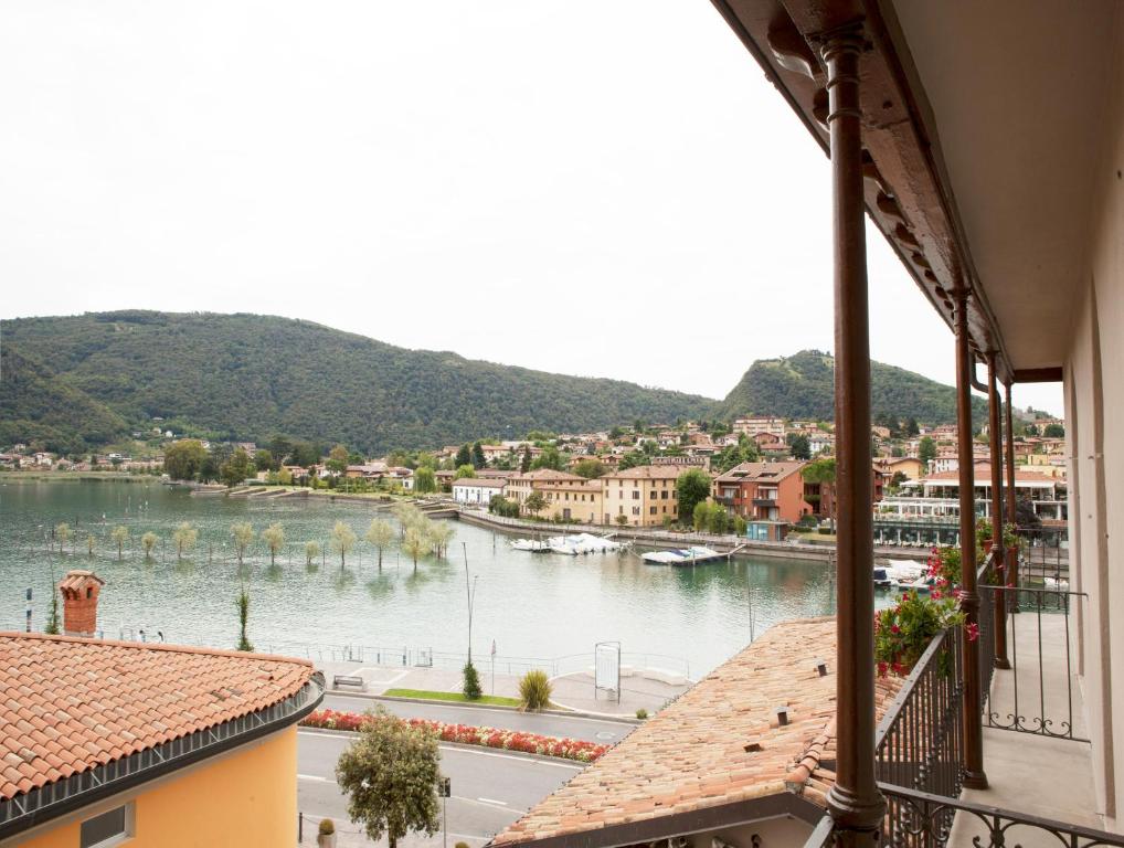 - Vistas al río desde un edificio en Hotel Sebino, en Sarnico