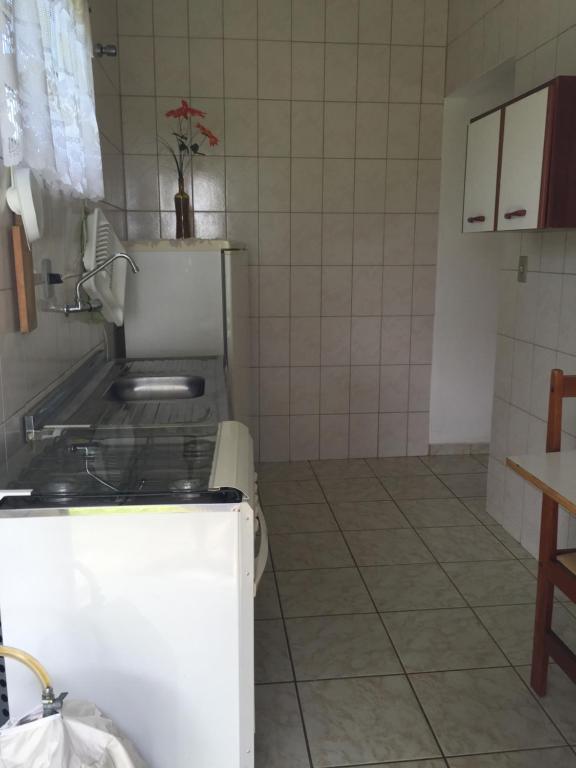 Il comprend une petite cuisine équipée d'un évier et d'une cuisinière. dans l'établissement Chales da Serra, à São Pedro