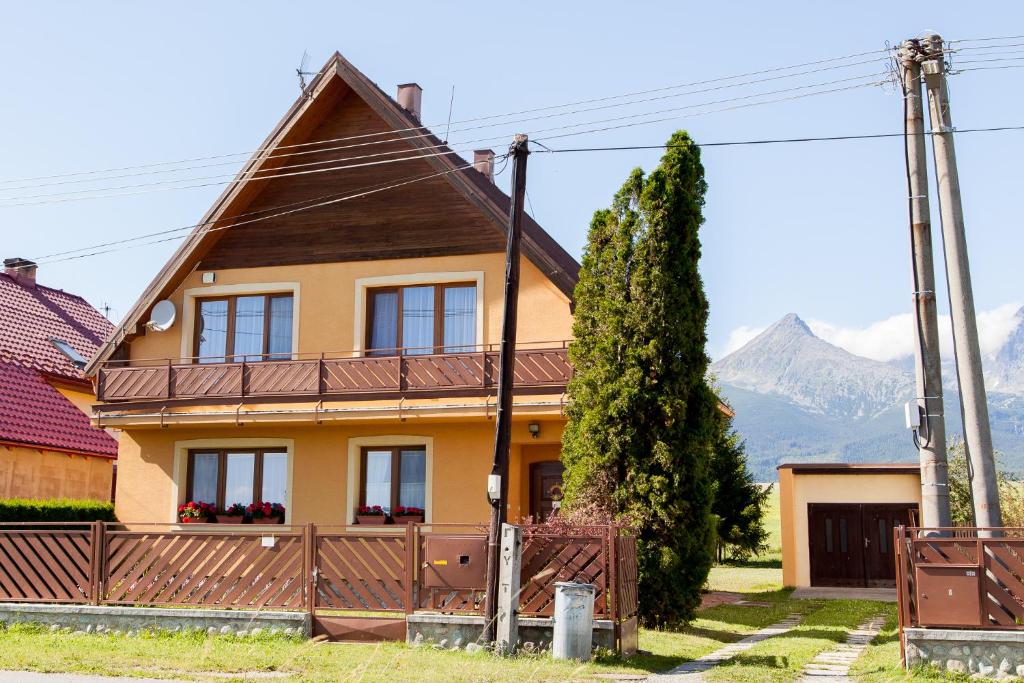 a house with a mountain in the background at Rekreačný Dom Mengusovce in Mengusovce