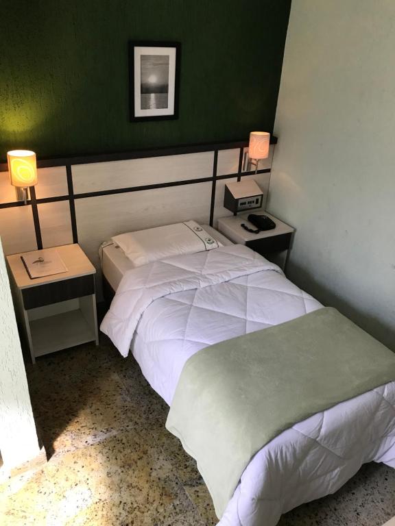 um quarto com duas camas e duas mesas de cabeceira em Residencial Pantanal Santa Cruz em São Paulo