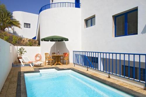 Bazén v ubytování Apartamentos Club Pocillos nebo v jeho okolí