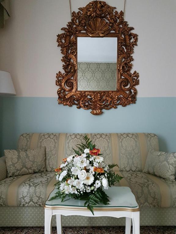 Friendly Venice Suites - 17